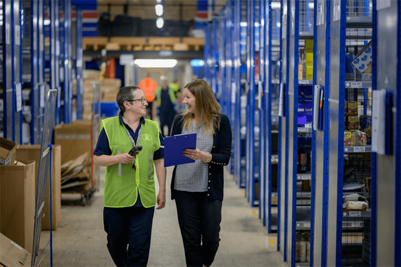 Warehouse worker using pengimbas kod bar